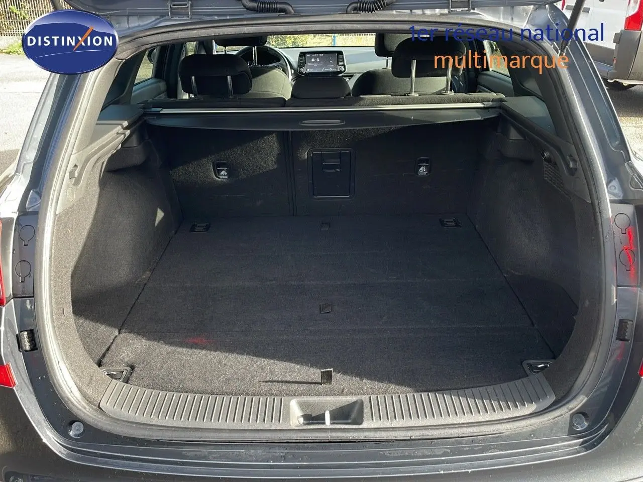 Coffre ouvert vu de l'arrière d'une Hyundai i30 SW 2024 Dark Knight Metal, montrant un espace de chargement spacieux.