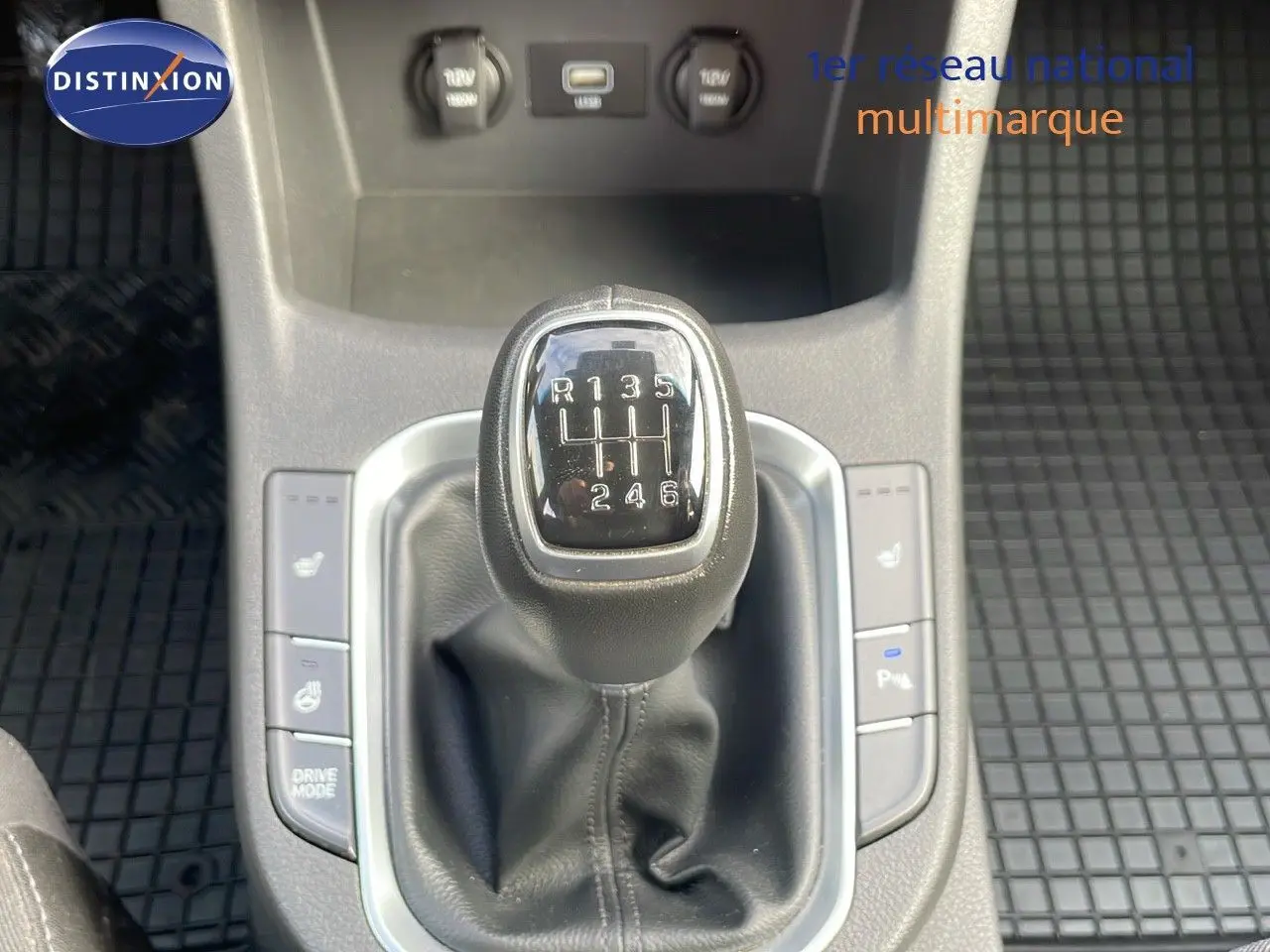 Le levier de vitesses manuel de la Hyundai i30 SW 2024 en gros plan, entouré de commandes de confort.