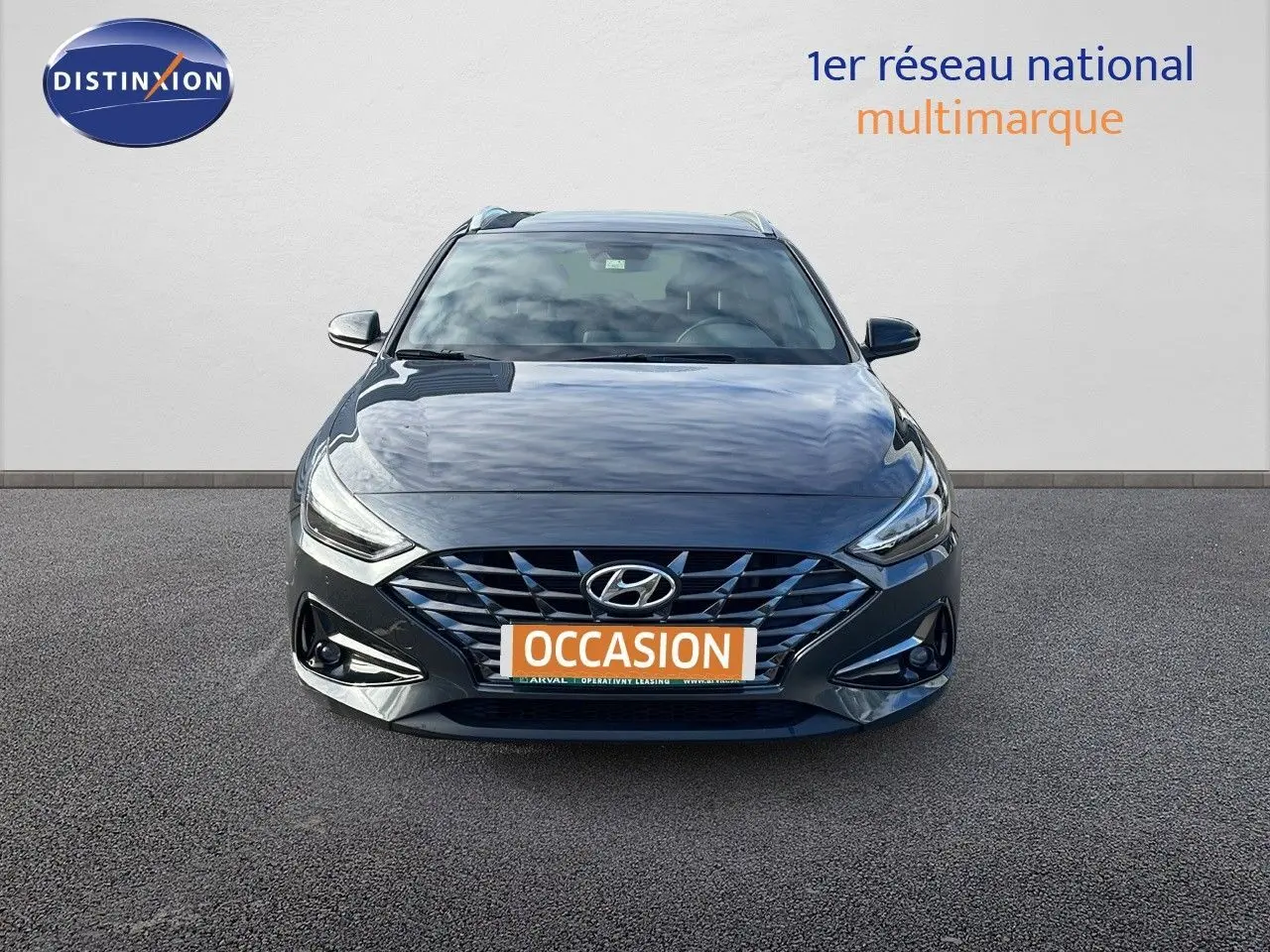 Vue frontale d'une Hyundai i30 SW 2024 en gris Dark Knight Metal avec calandre distinctive et phares LED.