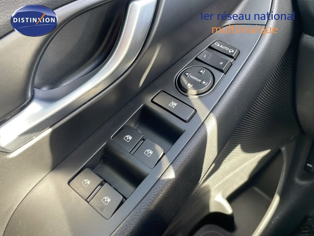 Détail des commandes de lève-vitres et réglages des rétroviseurs côté conducteur d'une Hyundai i30 SW gris foncé.