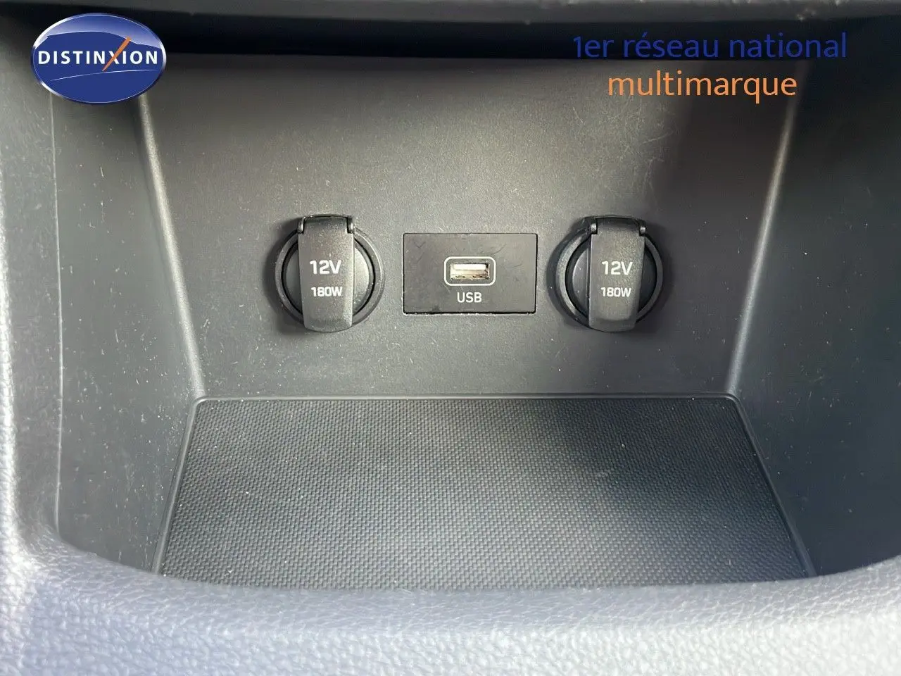 Prise USB et deux prises 12V vues de face dans la console centrale de la Hyundai i30 SW 2024 couleur Dark Knight Metal.