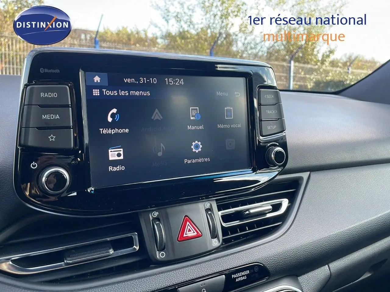 Tableau de bord intérieur de Hyundai i30 SW 2024 avec écran tactile central affichant les menus multimédias.