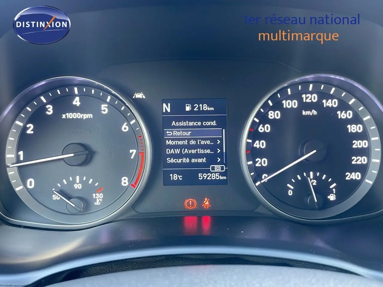 Tableau de bord numérique de Hyundai i30 SW 2024, affichage central avec compte-tours et vitesse en km/h.