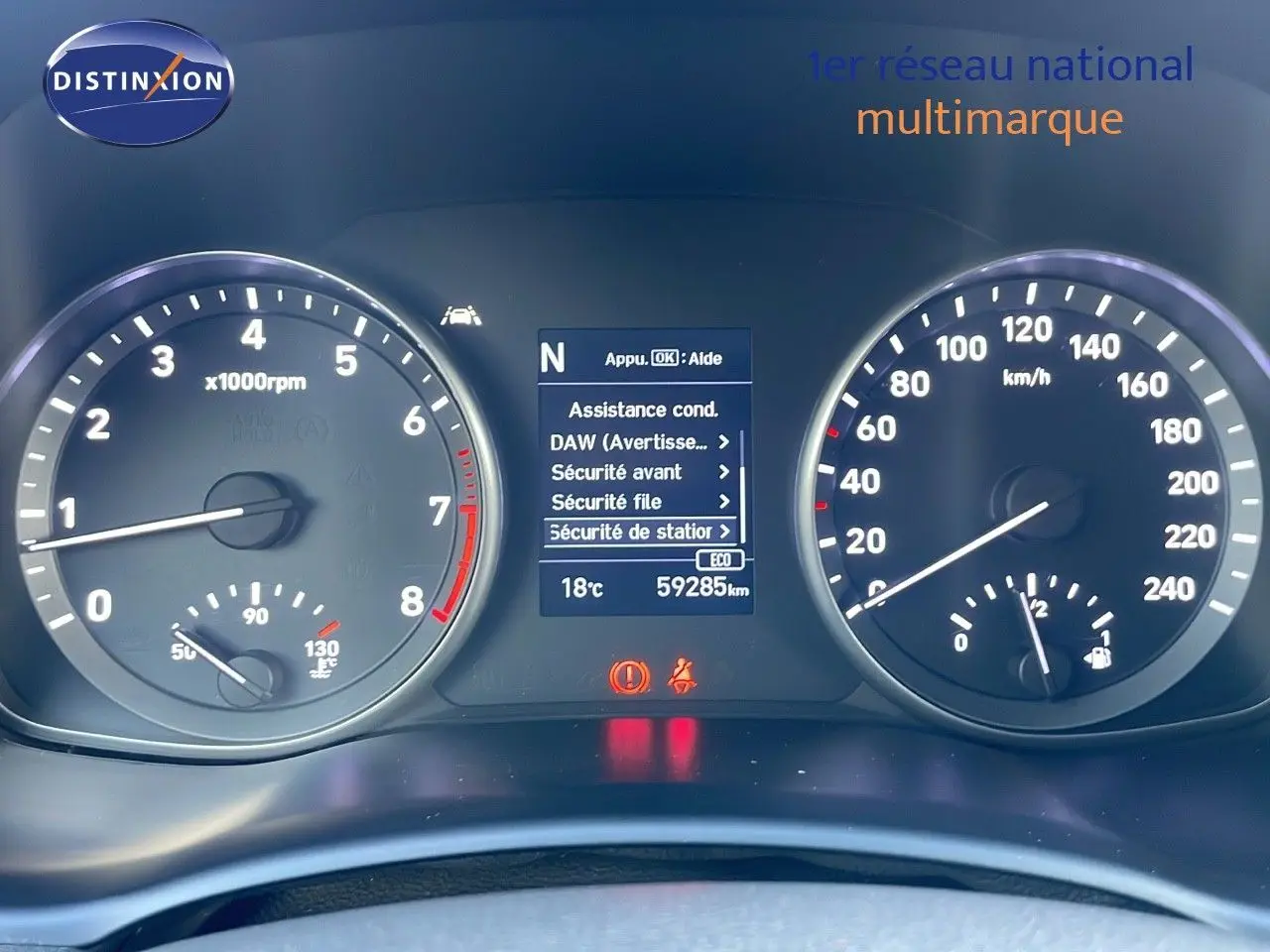 Tableau de bord du Hyundai i30 SW 2024, affichage digital central et compte-tours à gauche, vitesse à droite, ambiance sombre.