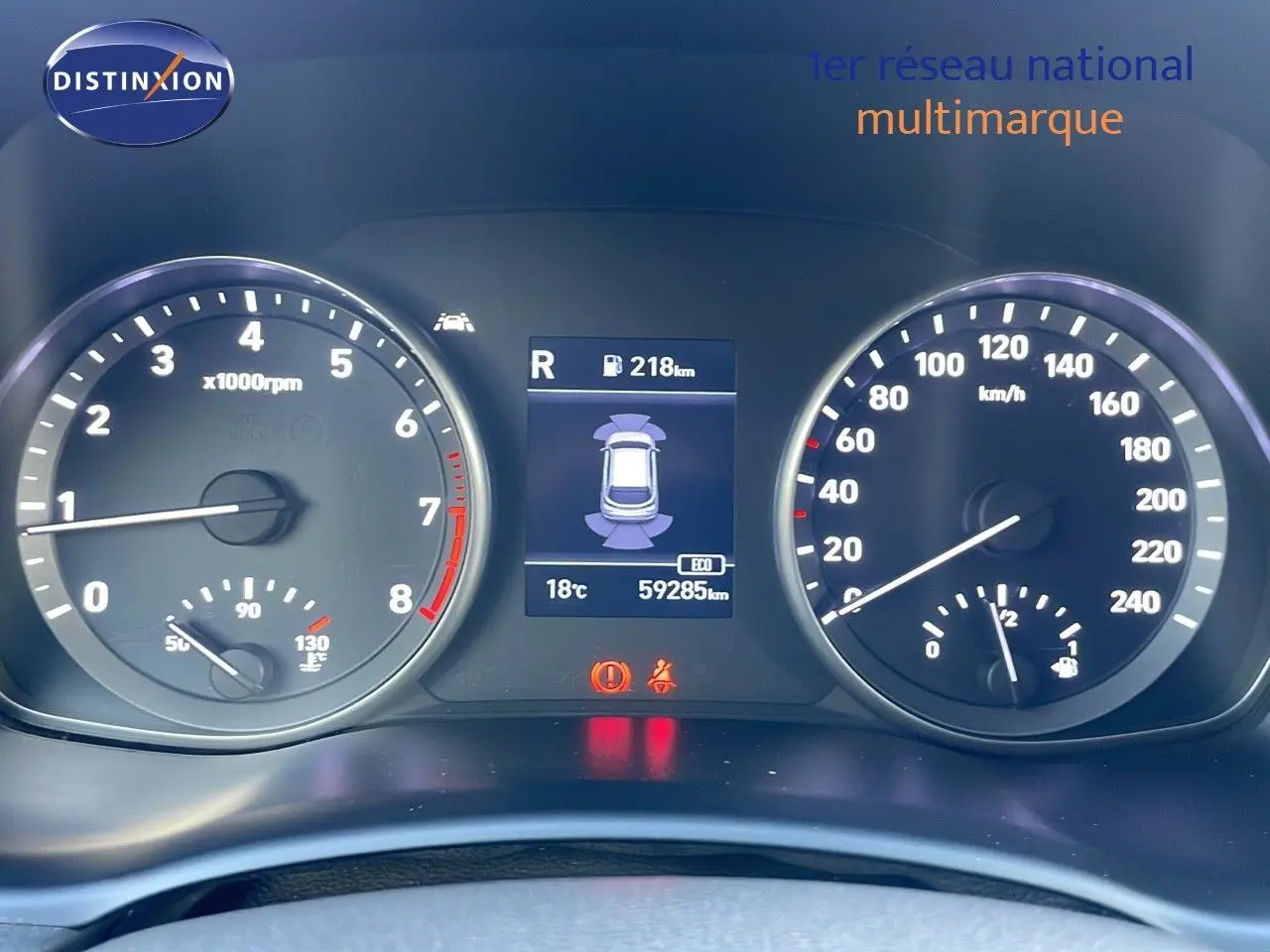 Tableau de bord de Hyundai i30 SW 2024, affichage digital central et compte-tours à gauche, vitesse à droite.