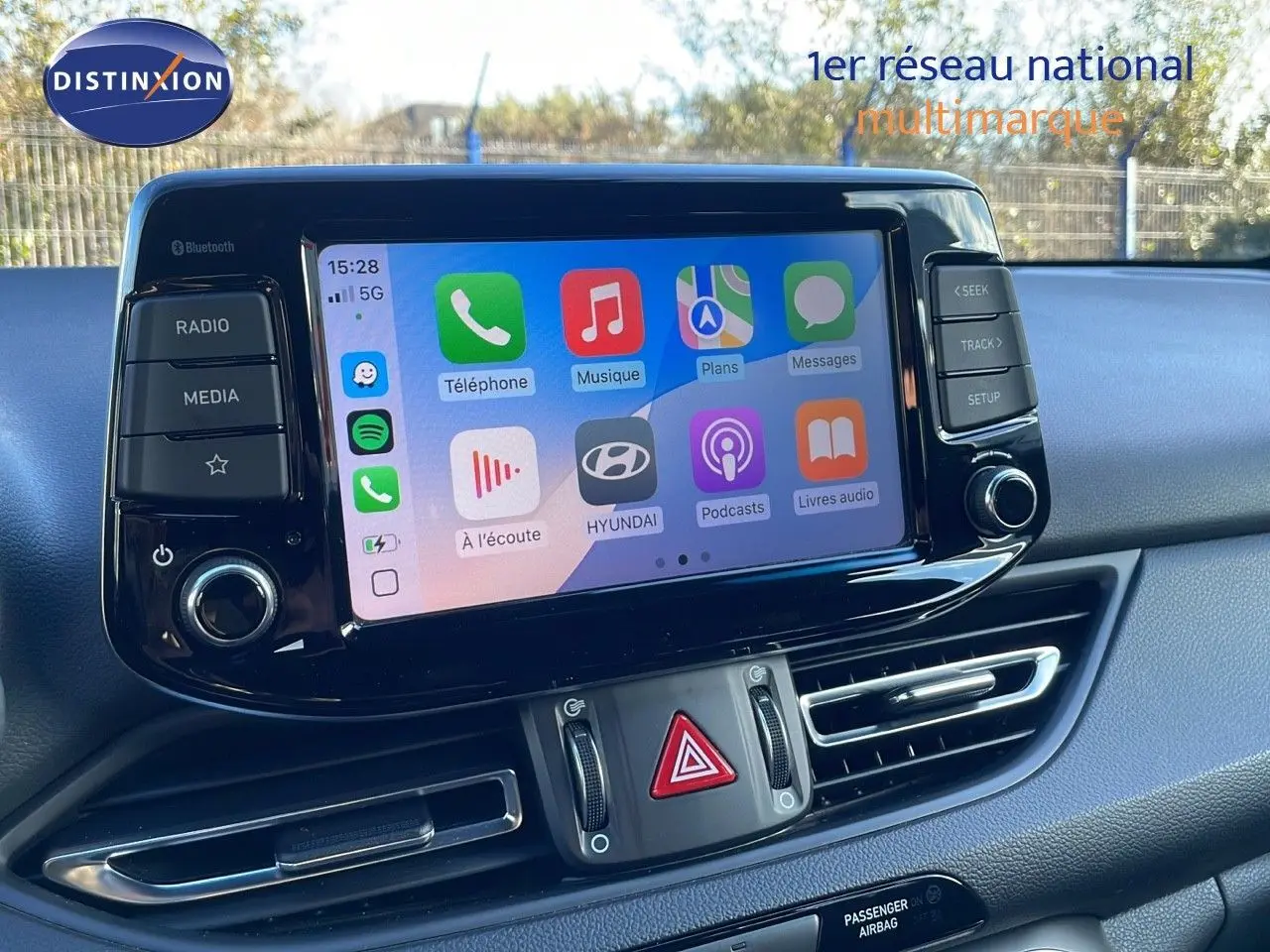 Écran tactile central affichant Apple CarPlay dans l'habitacle d'une Hyundai i30 SW 2024 couleur Dark Knight Metal.