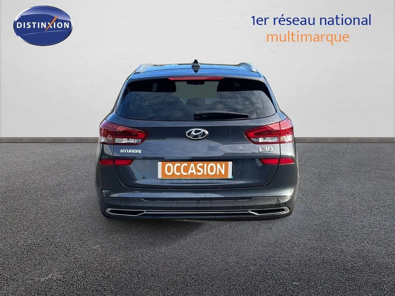 Vue arrière d'une Hyundai i30 SW 2024 en Dark Knight Metal avec feux LED et plaque d'occasion visible.