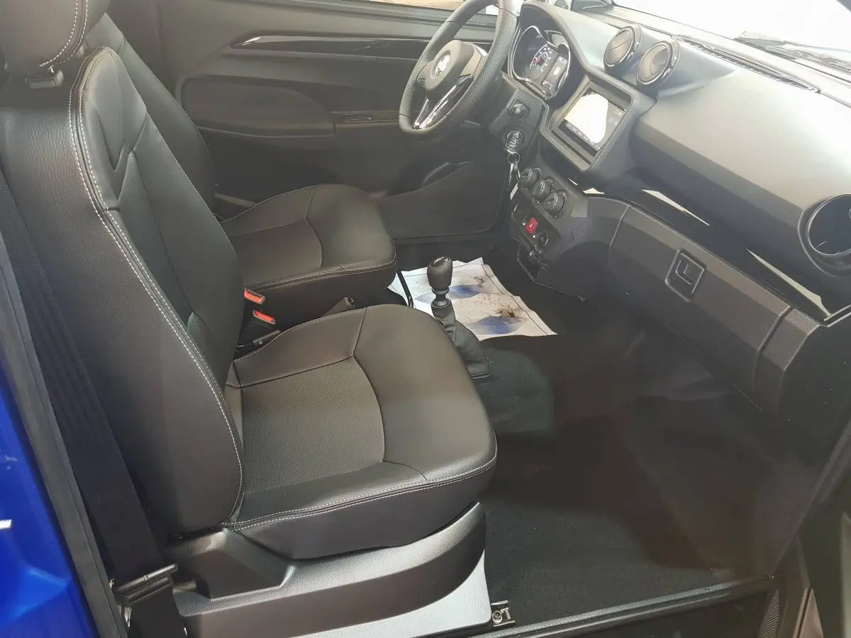 Vue intérieure côté conducteur de l'AIXAM AMBITION 0.5 CITY SPORT 2026, sièges noirs et tableau de bord moderne.