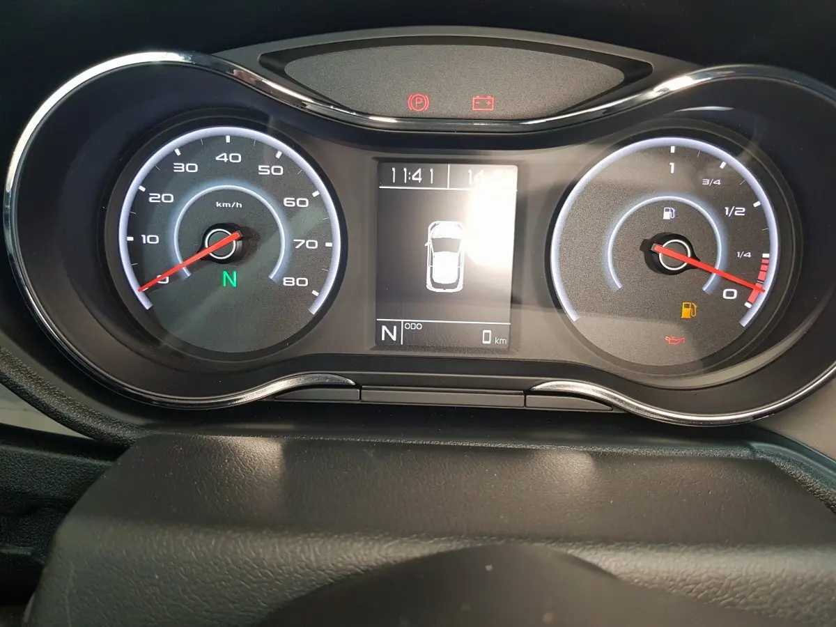 Vue rapprochée du tableau de bord de l'Aixam Ambition 0.5 City Sport 2026, affichage digital et compteurs analogiques.