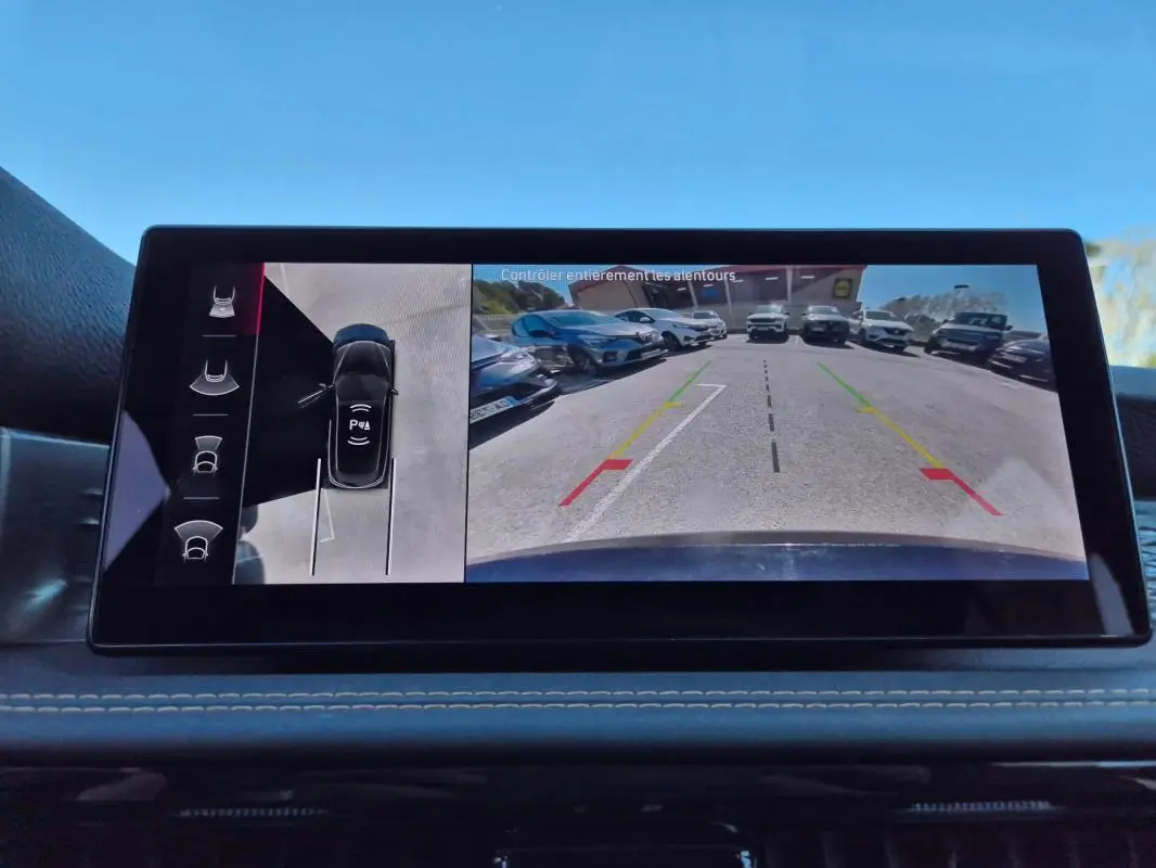 Écran intérieur de l'Alfa Romeo Tonale bleu montrant la caméra de recul et l'affichage 360° du stationnement.