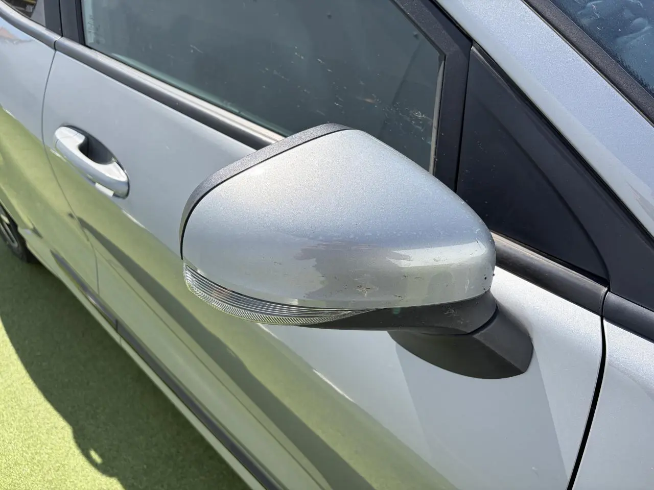 Rétroviseur côté gauche gris métal d'une Ford Puma II 2020, avec poignée de porte et vitrage noir brillant.