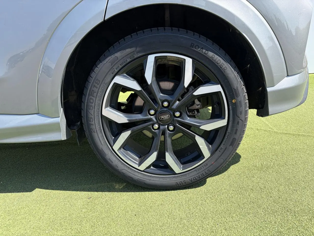 Gros plan sur la roue avant gauche du Ford Puma gris métal avec jante alliage 18 pouces finition Black Matt.