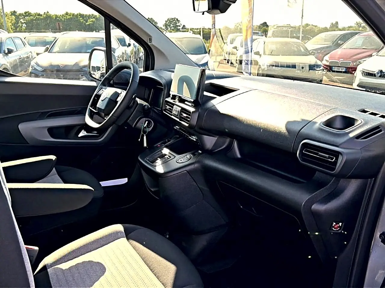Intérieur du Citroën Berlingo Steel Grey 2026 vu côté conducteur, tableau de bord moderne avec écran tactile central.