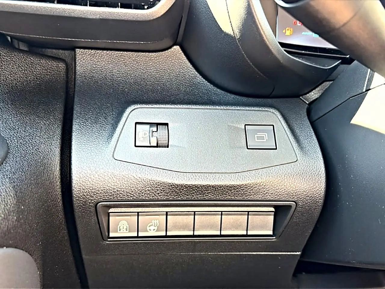 Gros plan sur les commandes noires à gauche du volant dans l’habitacle du Citroën Berlingo gris acier 2026.