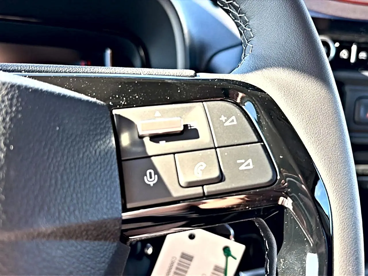 Gros plan sur les commandes vocales et téléphoniques du volant cuir noir du Citroën Berlingo 2026 intérieur.