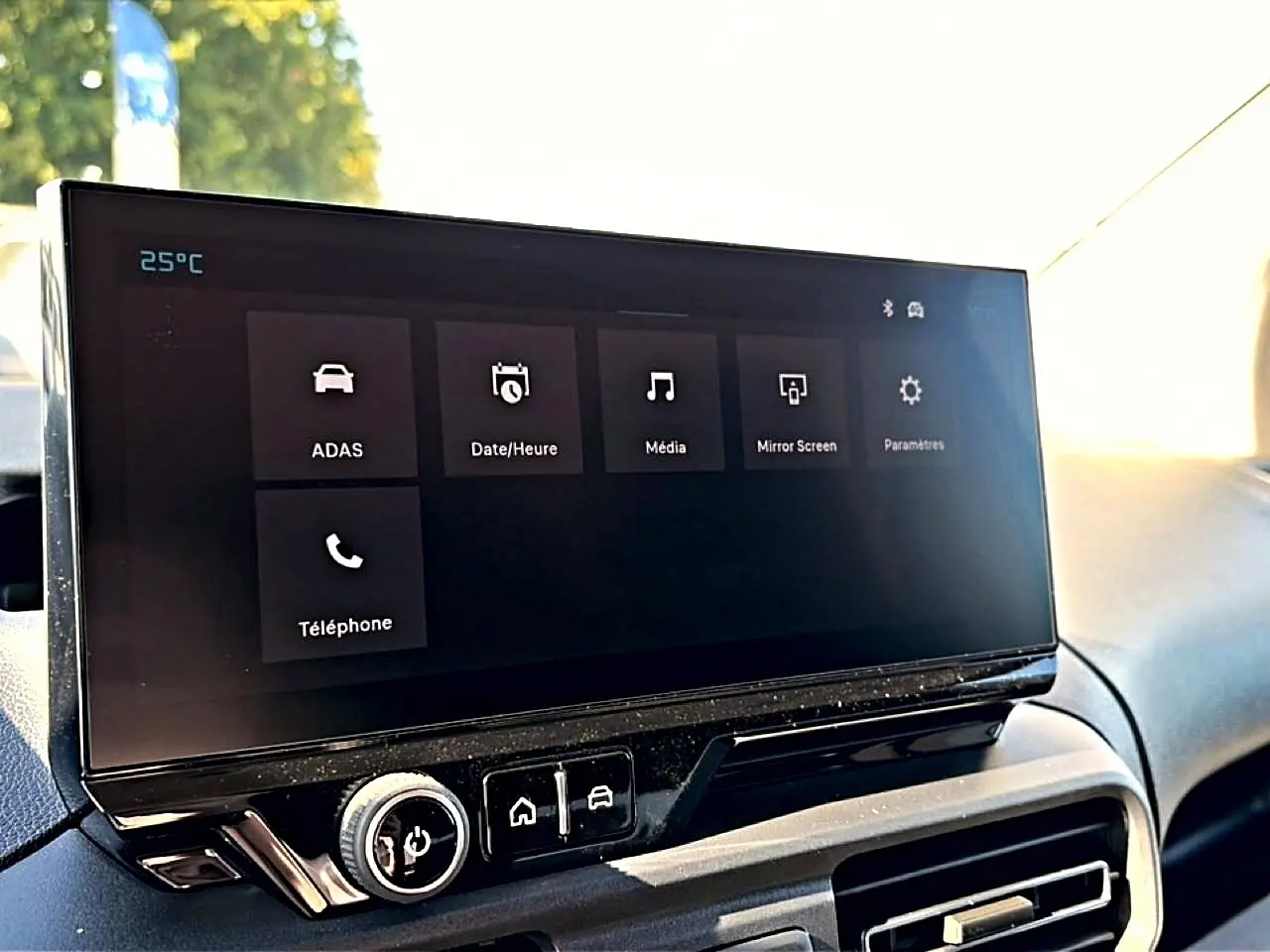Écran tactile multifonction du tableau de bord du Citroën Berlingo gris Steel Grey, vue intérieure rapprochée.