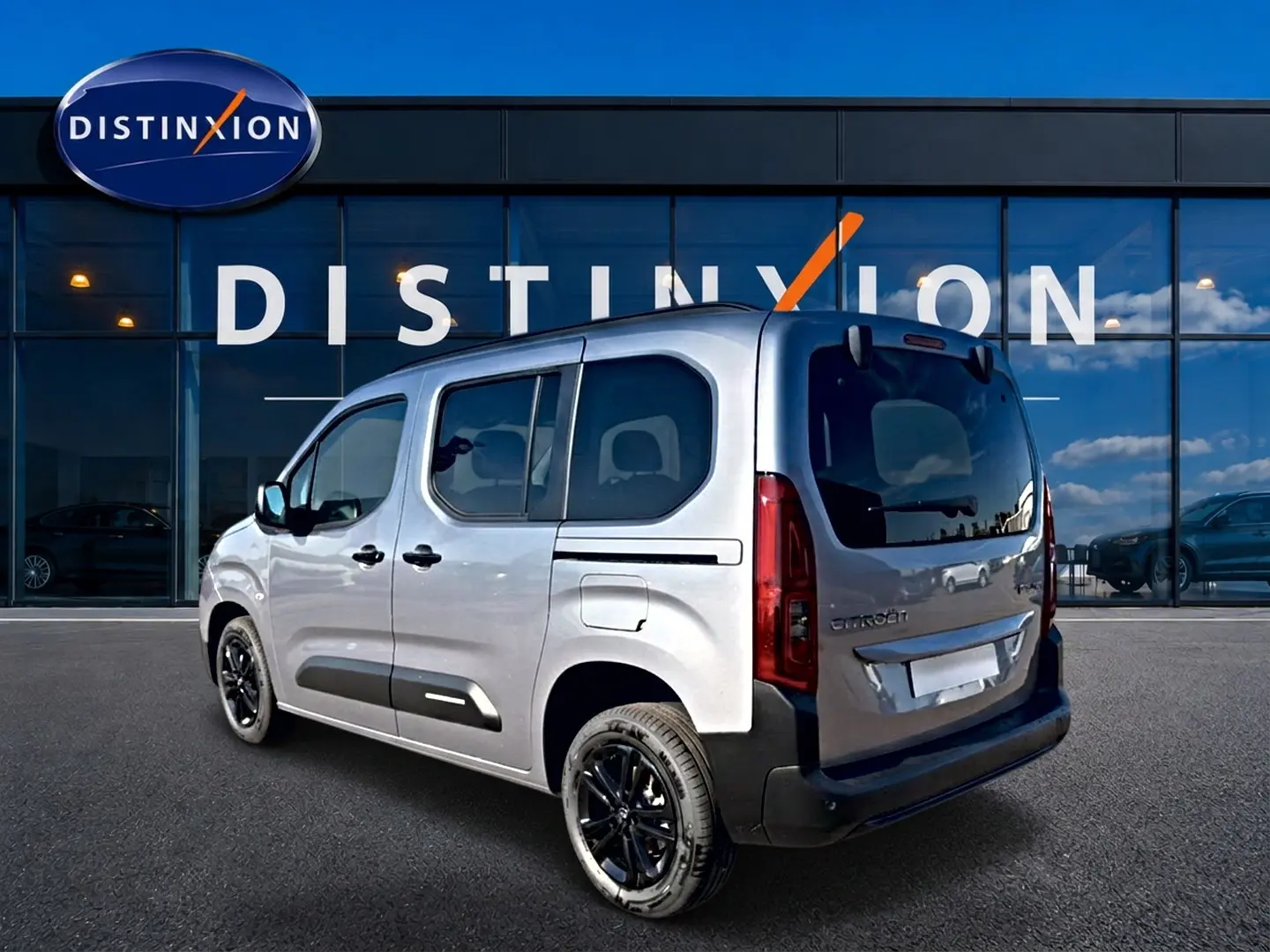 Vue 3/4 arrière droite du Citroën Berlingo Steel Grey 2026 avec jantes noires et vitres teintées.