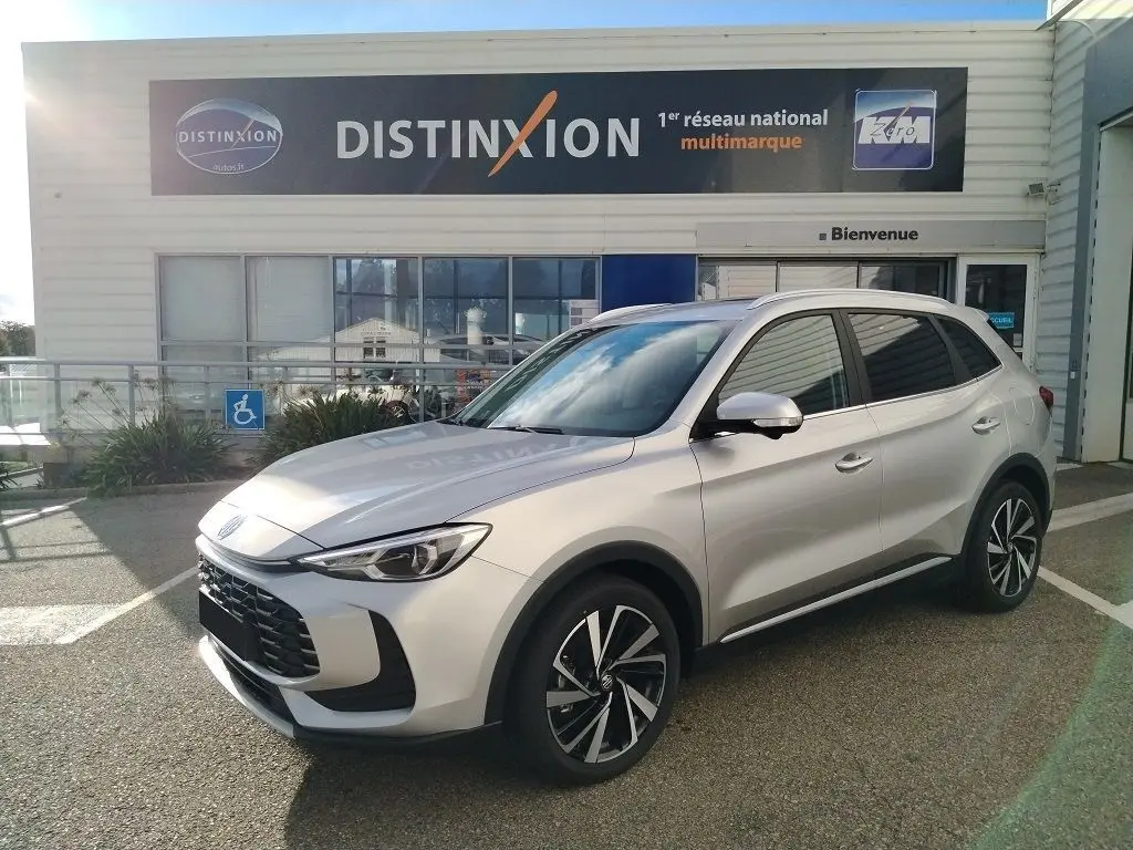 MG Motor ZS 1.5 l Hybrid 2026 en Cosmic Silver, vue 3/4 avant droit avec jantes alliage distinctives.