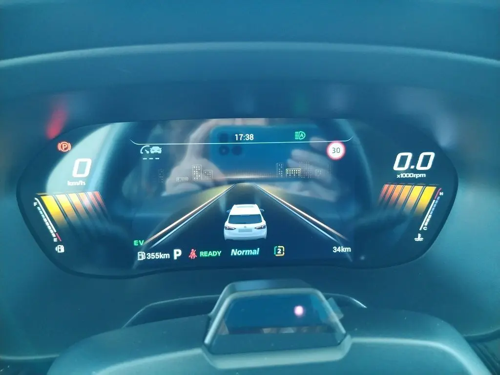 Tableau de bord numérique du MG MOTOR ZS 1.5 l Hybrid 2026, affichage de conduite avec autonomie et vitesse à 0 km/h.