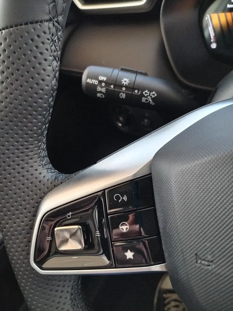 Détail du volant côté gauche du MG MOTOR ZS 1.5 l Hybrid 2026 en Cosmic Silver, avec commandes intégrées et commandes de phares.