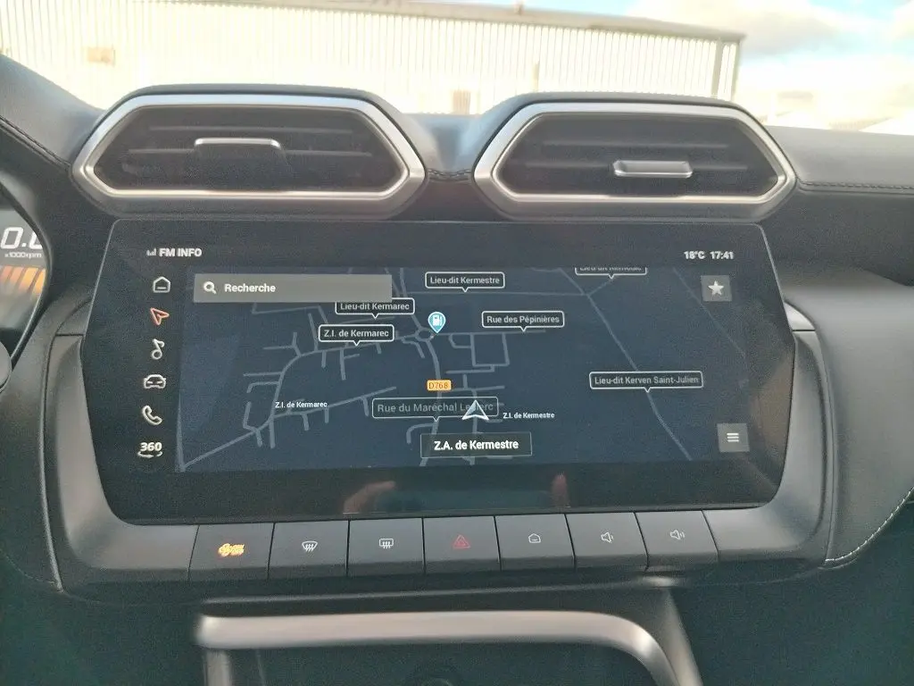 Vue rapprochée de l’écran tactile central du MG ZS 1.5 l Hybrid 2026, affichant la navigation GPS en mode nuit.