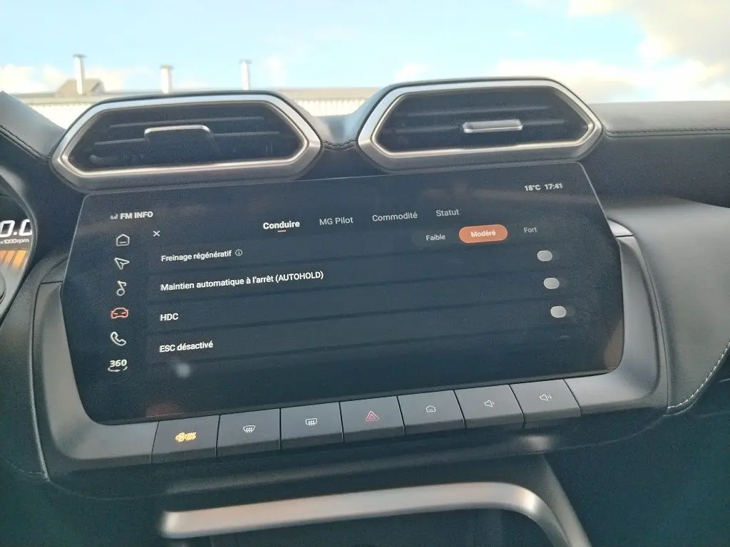 Écran tactile central du tableau de bord du MG ZS 1.5 l Hybrid+ 2026, avec commandes et aérateurs hexagonaux.