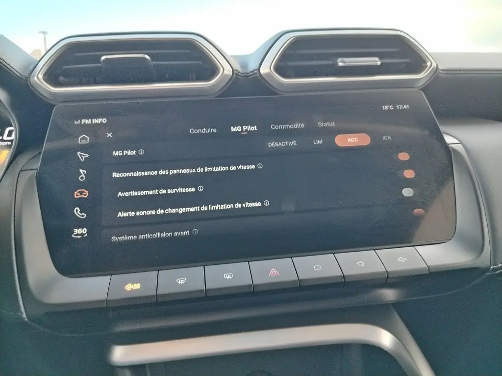 Vue rapprochée de l’écran tactile central du MG ZS 2026, affichant les réglages du système MG Pilot.