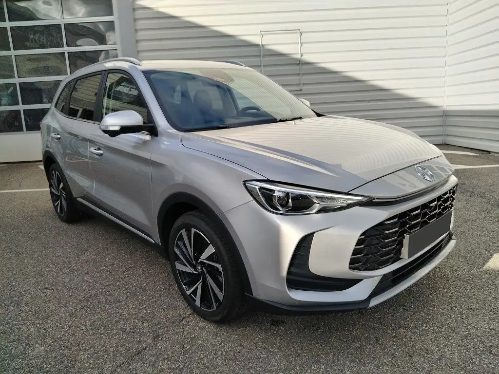 Vue 3/4 avant droite du MG ZS 1.5 l Hybrid Cosmic Silver avec calandre noire et jantes alliage distinctives.
