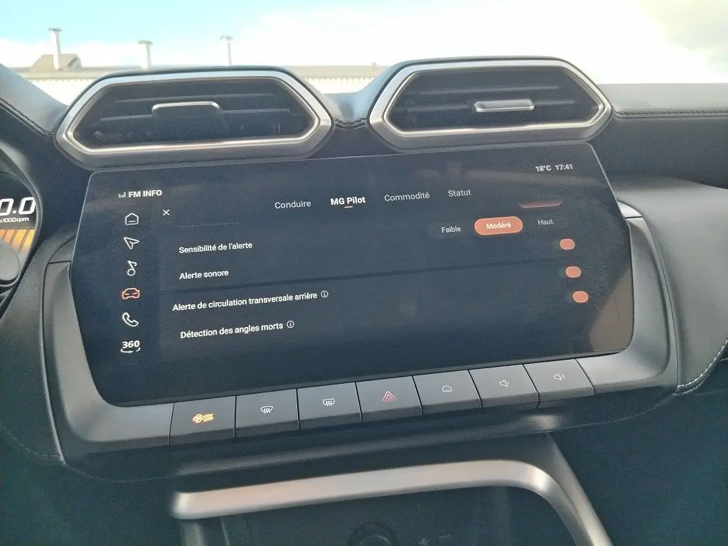Vue rapprochée de l’écran tactile central du MG MOTOR ZS 1.5 l Hybrid + 197 LUXURY affichant les réglages d’alerte de conduite.