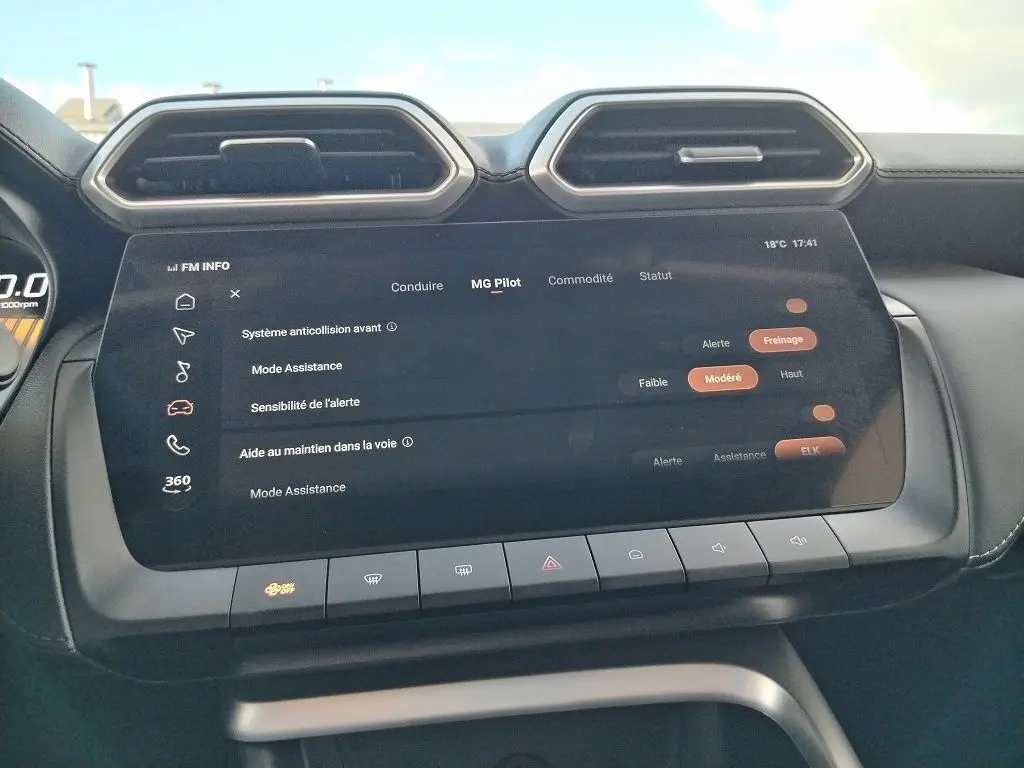 Vue rapprochée de l’écran tactile central du MG Motor ZS 1.5 l Hybrid + 197 Luxury, affichant les réglages d’assistance à la conduite.
