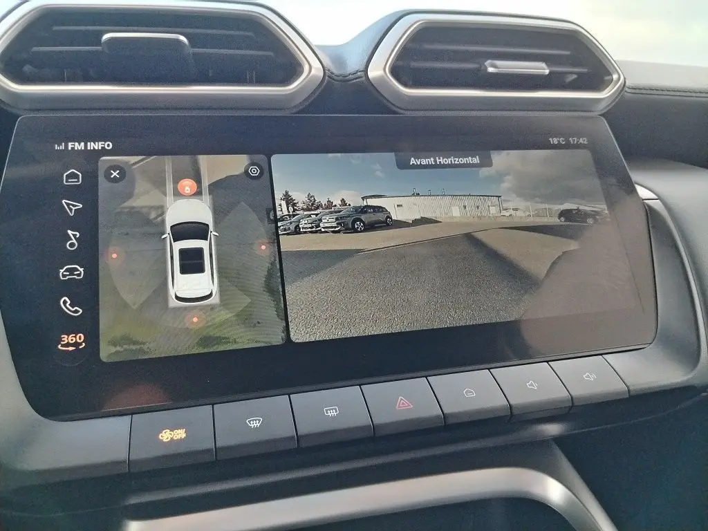 Écran tactile intérieur du MG MOTOR ZS 1.5 l Hybrid + 197 LUXURY montrant la vue caméra 360 et avant horizontal.