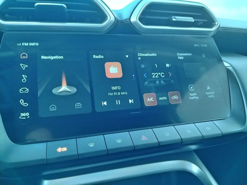 Écran tactile central du MG MOTOR ZS 1.5 l Hybrid + 197 LUXURY montrant navigation, radio et climatisation.