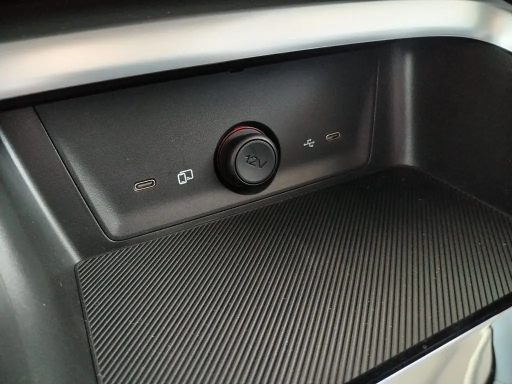 Gros plan intérieur sur la console centrale du MG ZS 1.5 l Hybrid Cosmic Silver, montrant prises USB-C et prise 12V.