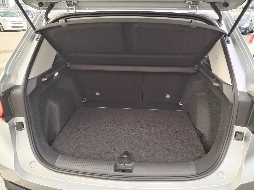 Coffre ouvert vu de l'arrière du MG MOTOR ZS 1.5 l Hybrid + 197 LUXURY en couleur Cosmic Silver, intérieur noir.