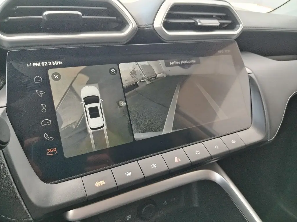 Écran tactile intérieur du MG Motor ZS 1.5 l Hybrid 2026 montrant la caméra 360° et la vue arrière en mode stationnement.