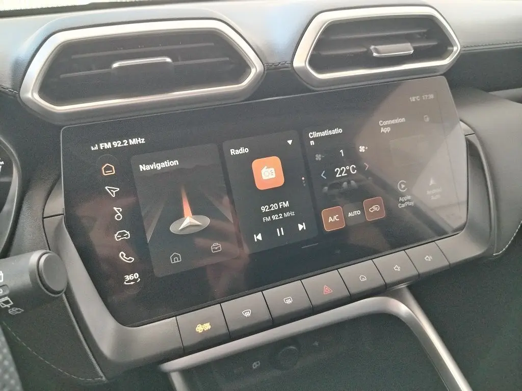Vue rapprochée de l’écran tactile central du MG ZS 1.5 l Hybrid+ 197 Luxury, affichant navigation et climatisation.
