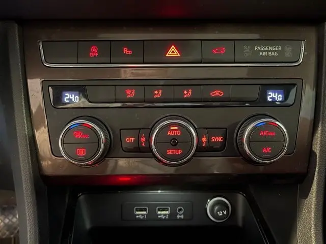 Tableau de bord du SEAT Ateca 2017 montrant les commandes de climatisation et les ports USB éclairés en rouge et bleu.