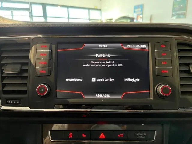 Écran tactile central du tableau de bord du SEAT Ateca 2017 affichant les options Full Link avec Android Auto et Apple CarPlay.