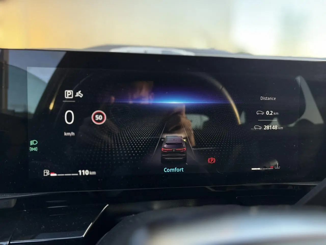 Affichage tête haute du tableau de bord du Renault Austral 1.3 TCE MHEV 160 Iconic montrant la vitesse, mode confort et autonomie restante.