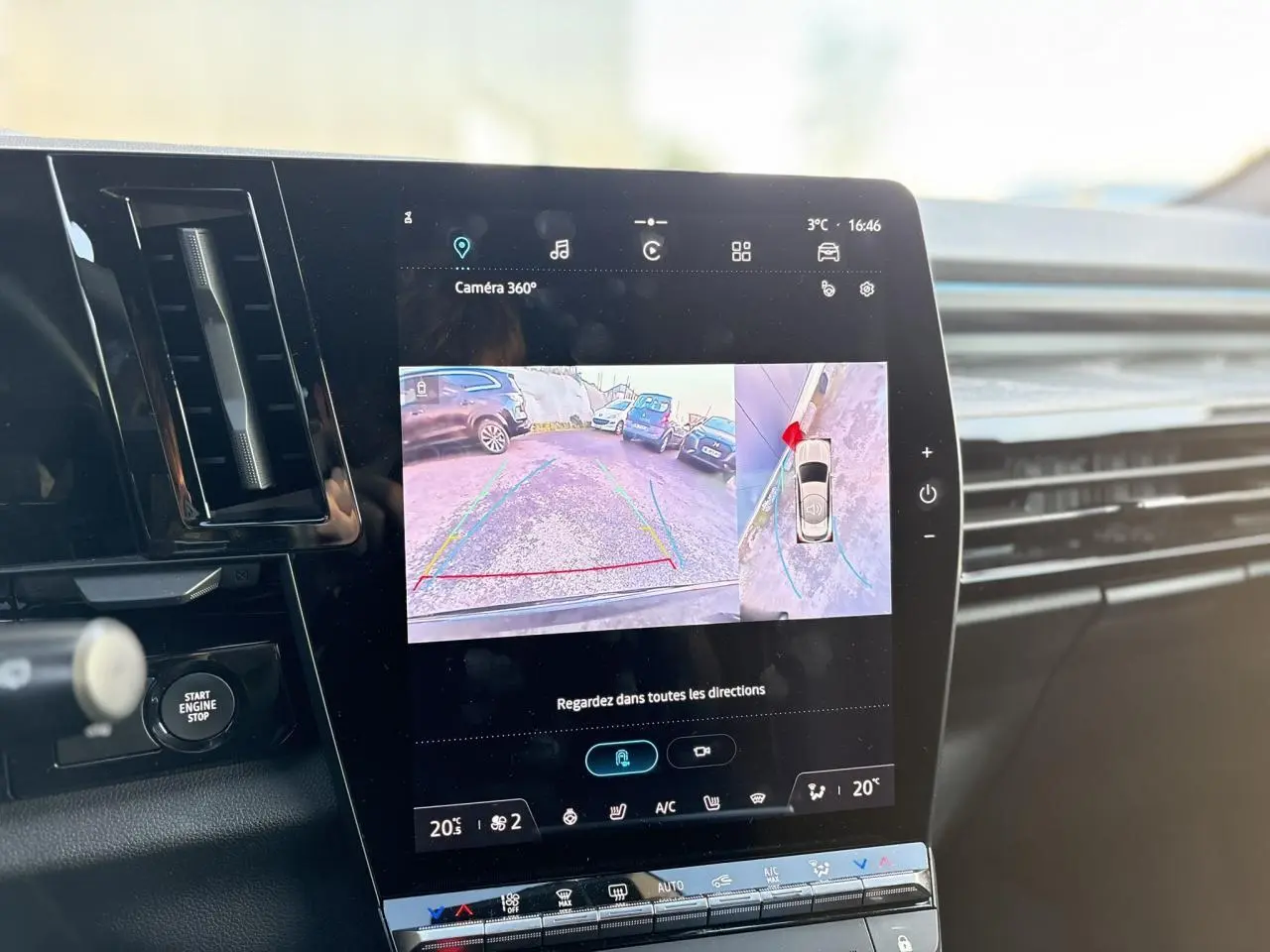 Écran tactile central affichant la caméra 360° du Renault Austral 2023, vue intérieure côté conducteur.