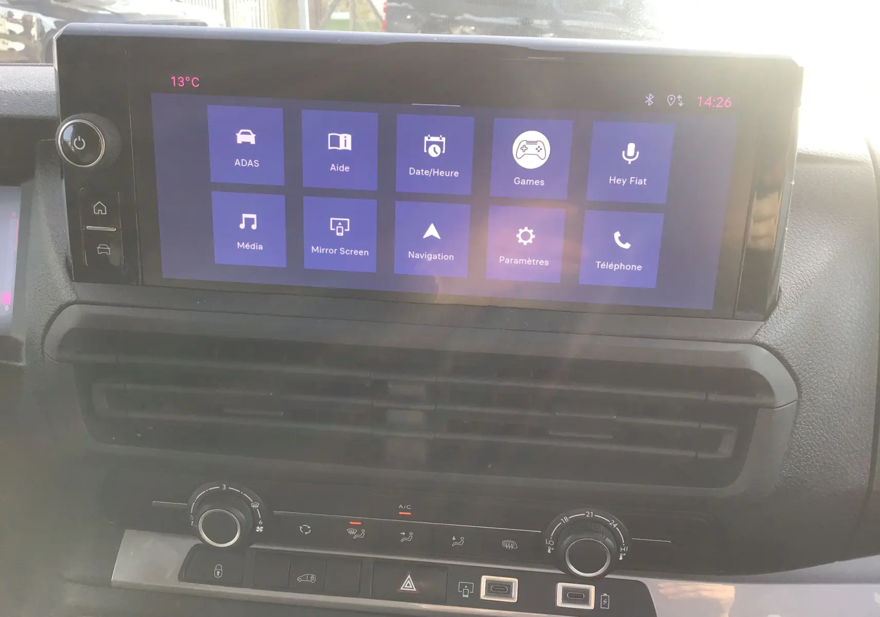 Vue intérieure centrée sur l'écran tactile du tableau de bord du Fiat Scudo Fourgon blanc, affichant le menu principal connecté.