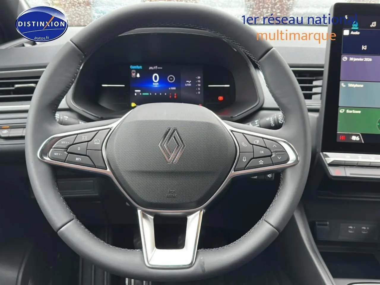 Vue intérieure centrée sur le volant multifonction noir du Renault Captur 2025 avec tableau de bord numérique et écran tactile.