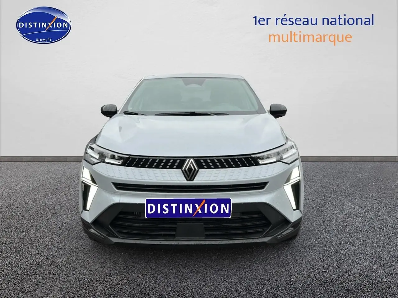 Vue avant du Renault Captur 2025 gris rafale avec feux LED et calandre noire distinctive.