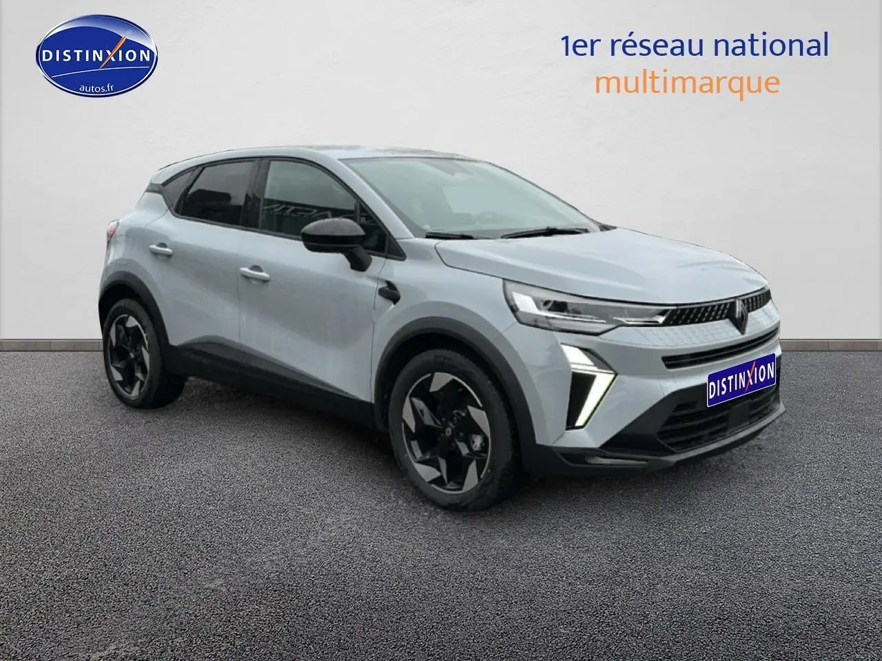 Renault Captur 2025 gris rafale en 3/4 avant droit avec jantes noires et feux LED distinctifs.