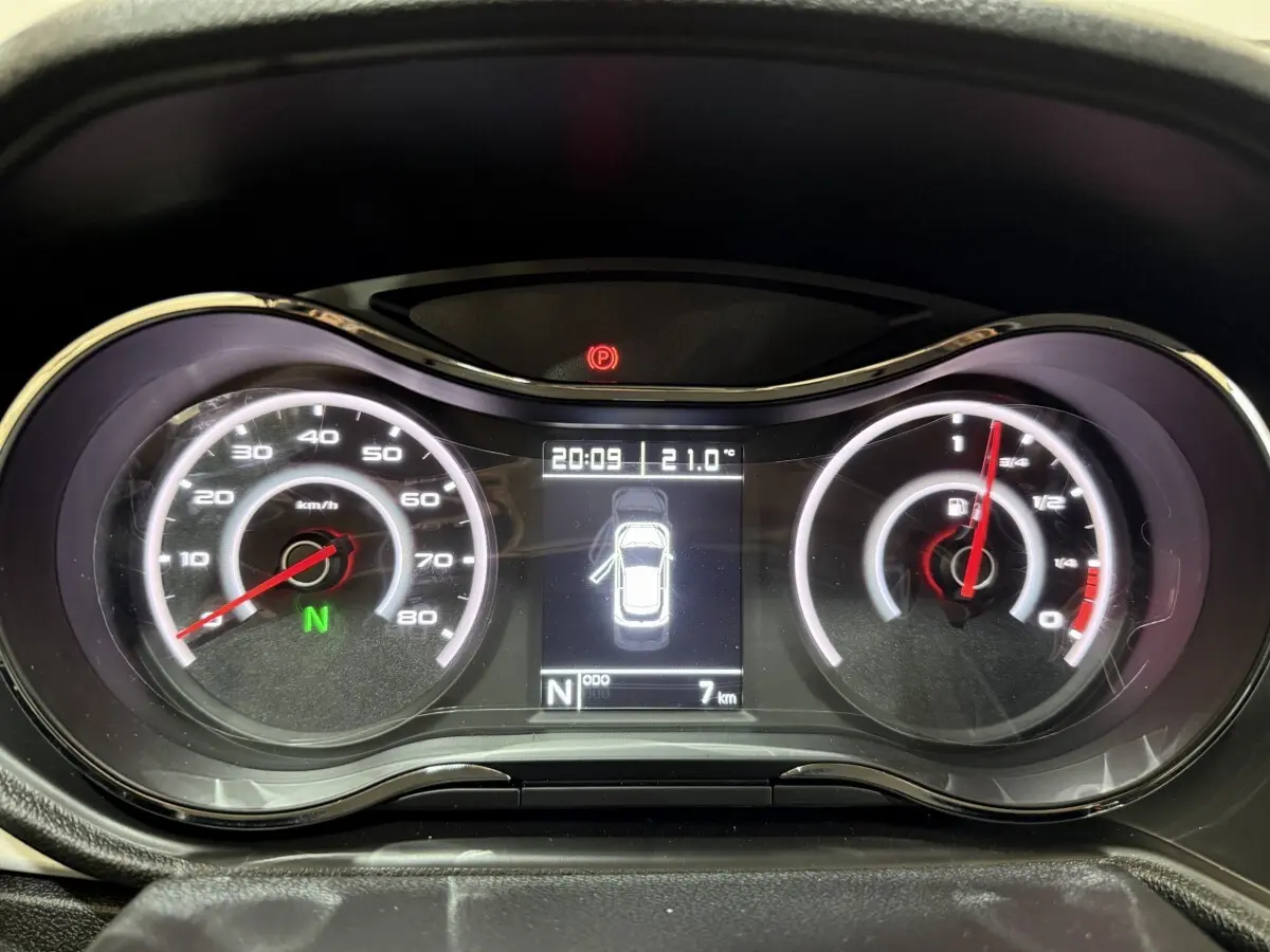 Tableau de bord de l'Aixam Ambition 0.5 Crossover Premium 2026 montrant la vitesse, le carburant et l'état des portes.