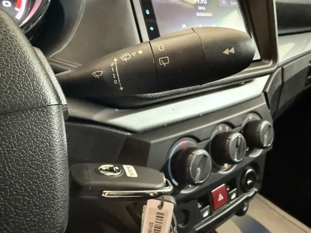 Gros plan sur le tableau de bord et la commande d’essuie-glace de l’AIXAM Ambition 0.5 Crossover Premium 2026.