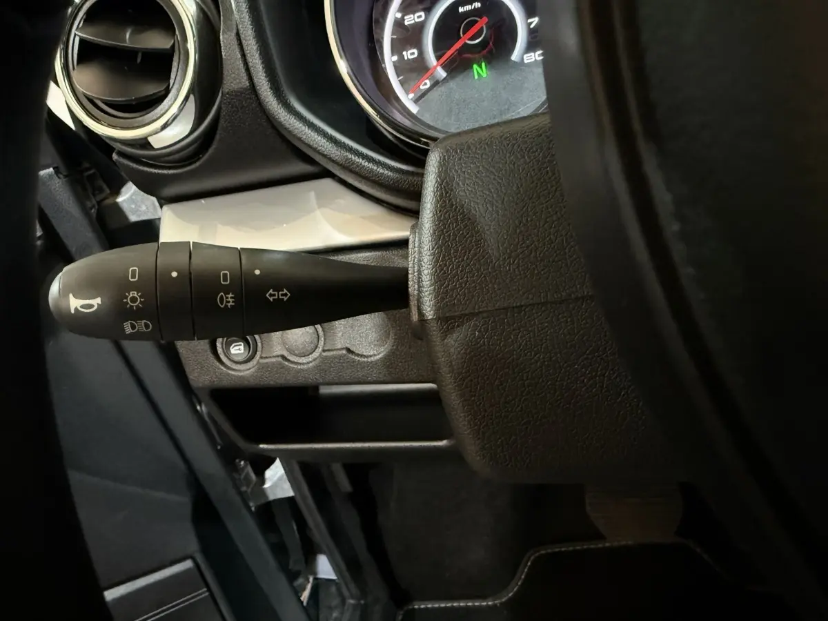 Gros plan sur la manette de clignotants et phares du tableau de bord de l'AIXAM Ambition 0.5 Crossover Premium 2026.