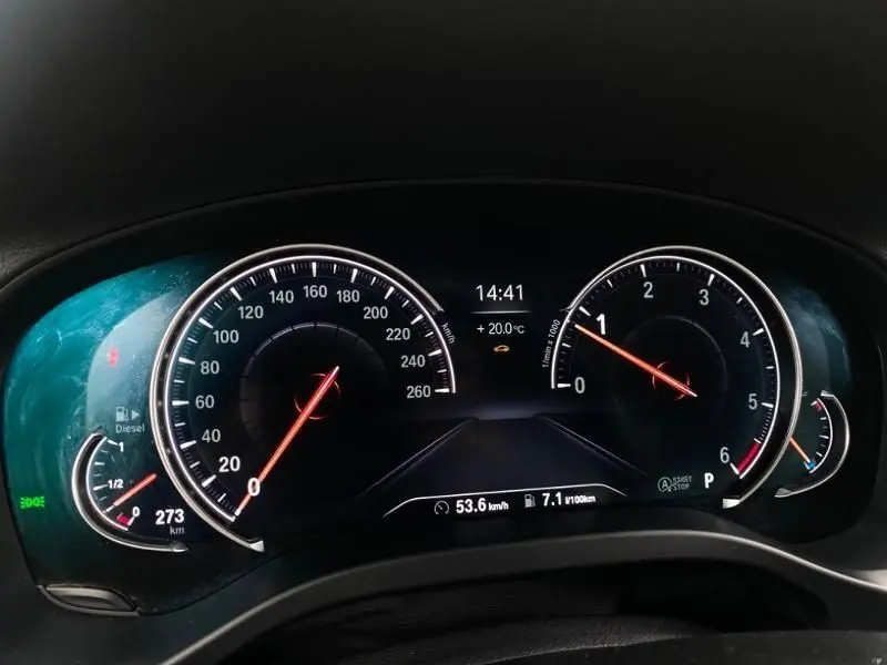 Tableau de bord numérique du BMW X3 X-DRIVE 20 DA 2018, affichant vitesse, compte-tours et jauge diesel.
