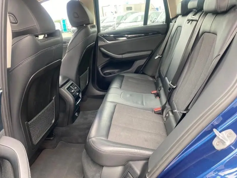 Vue intérieure arrière côté droit du BMW X3 X-DRIVE 20 DA 2018 bleu métal, sièges en cuir noir avec surpiqûres.