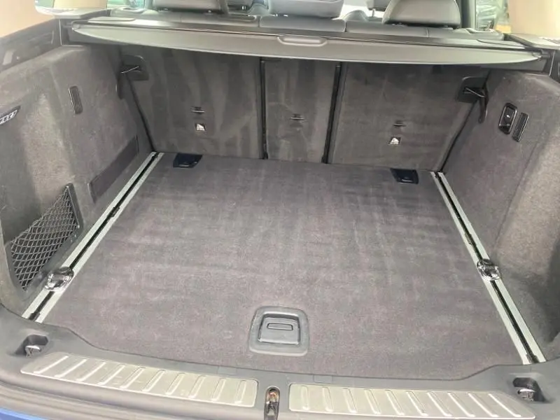 Coffre spacieux vu de l'arrière d'un BMW X3 X-DRIVE 20 DA 2018, intérieur en tissu gris foncé.